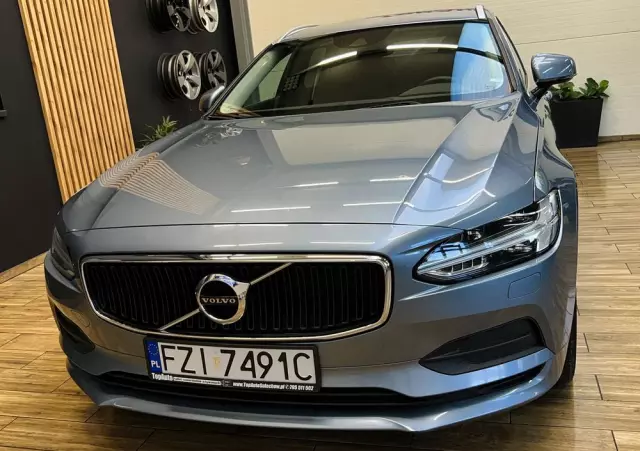 VOLVO V90 D4 Momentum Pro