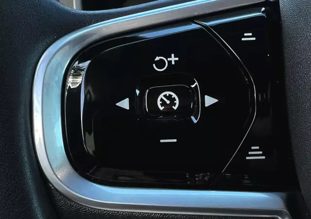 VOLVO V90 D4 Momentum Pro