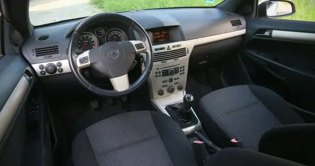 OPEL Astra GTC 1.6 Edition
