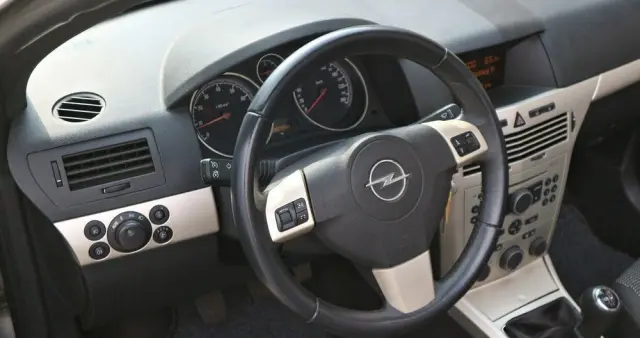 OPEL Astra GTC 1.6 Edition