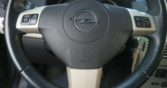 OPEL Astra GTC 1.6 Edition