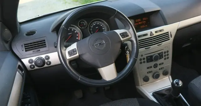 OPEL Astra GTC 1.6 Edition