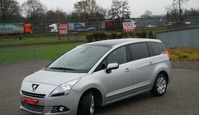 PEUGEOT 5008 