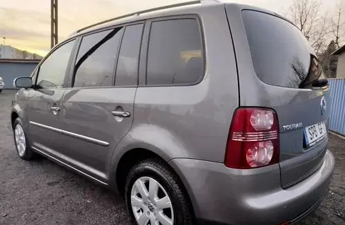 VOLKSWAGEN Touran 