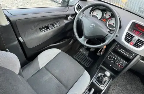 PEUGEOT 207 