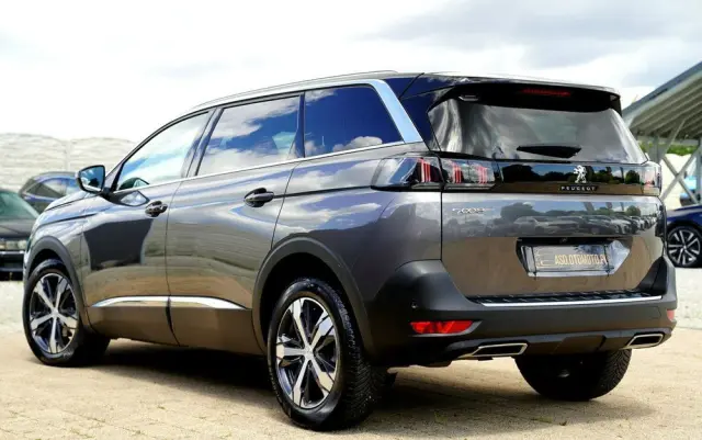 PEUGEOT 5008 