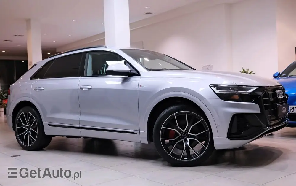 AUDI Q8 