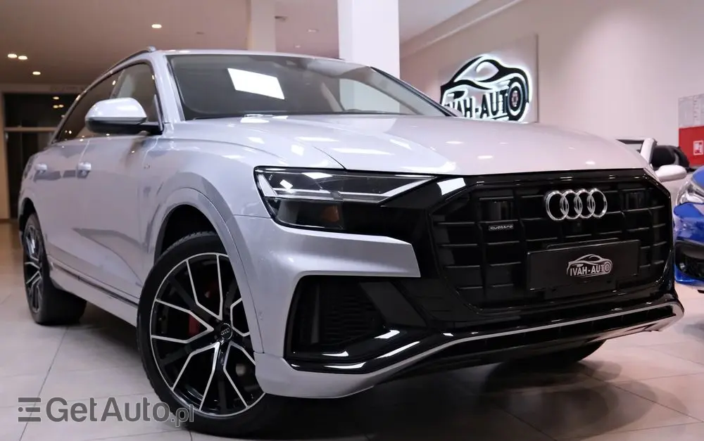 AUDI Q8 