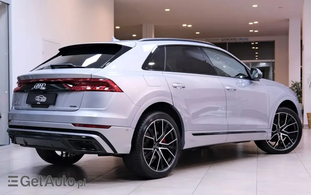 AUDI Q8 