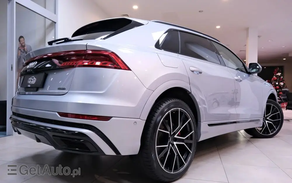 AUDI Q8 