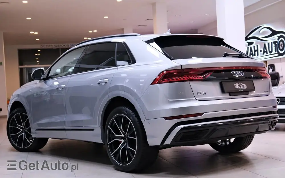 AUDI Q8 