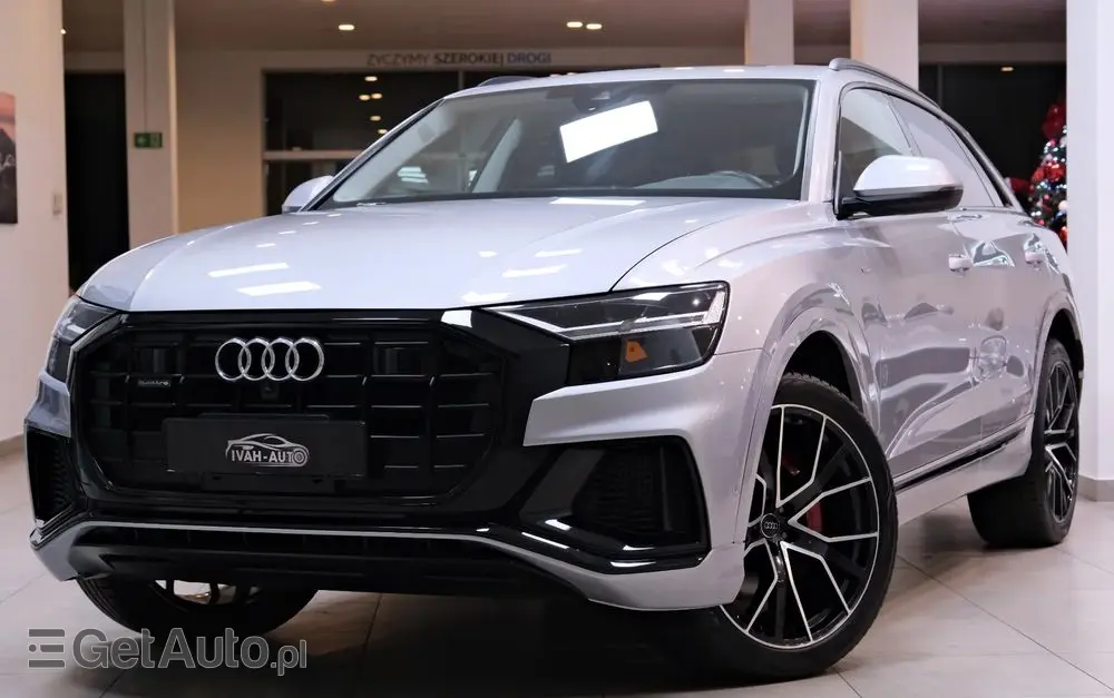 AUDI Q8 