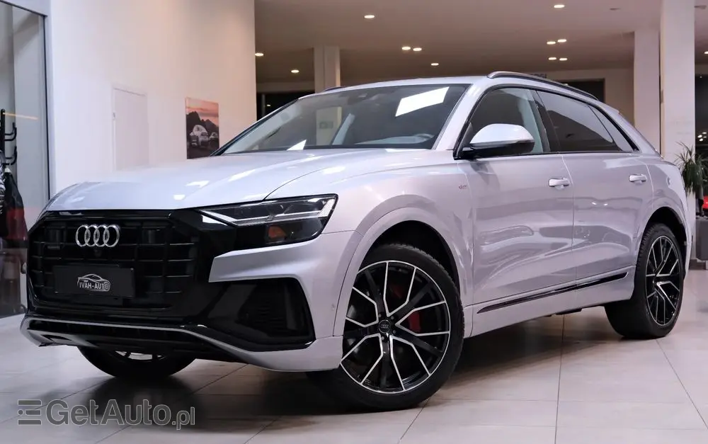 AUDI Q8 