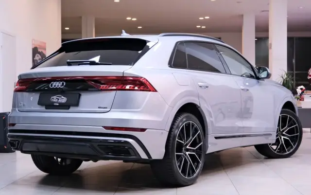 AUDI Q8 