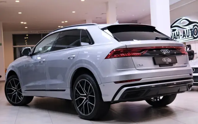 AUDI Q8 