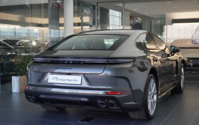 PORSCHE Panamera 