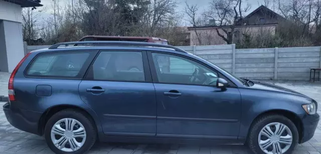 VOLVO V50 