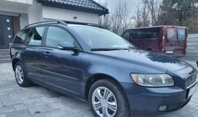 VOLVO V50 