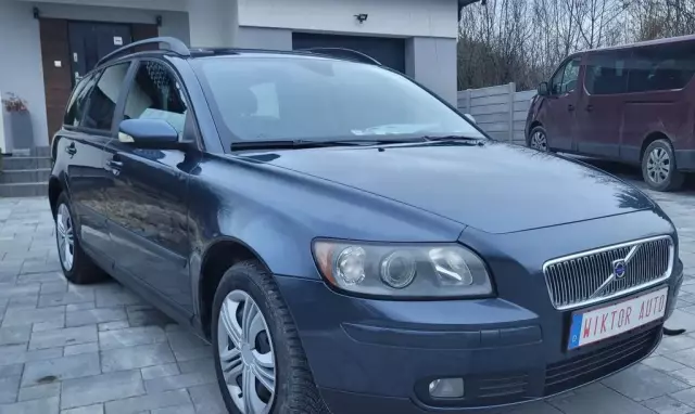 VOLVO V50 