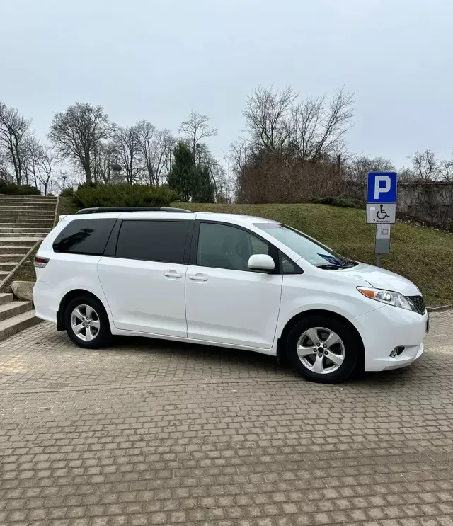 TOYOTA Sienna 3.5 V6 (266 KM) Automatic