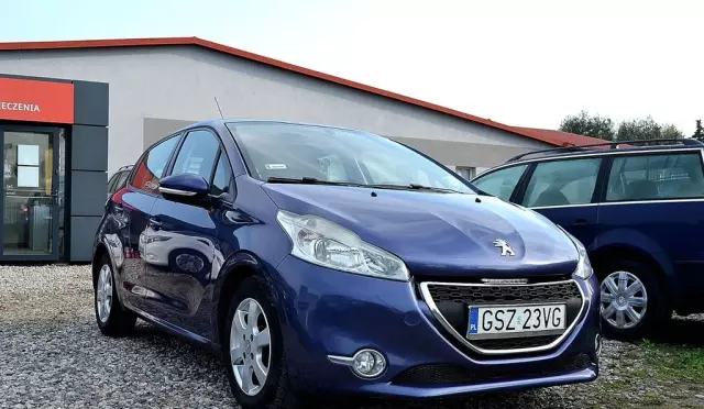 PEUGEOT 208 