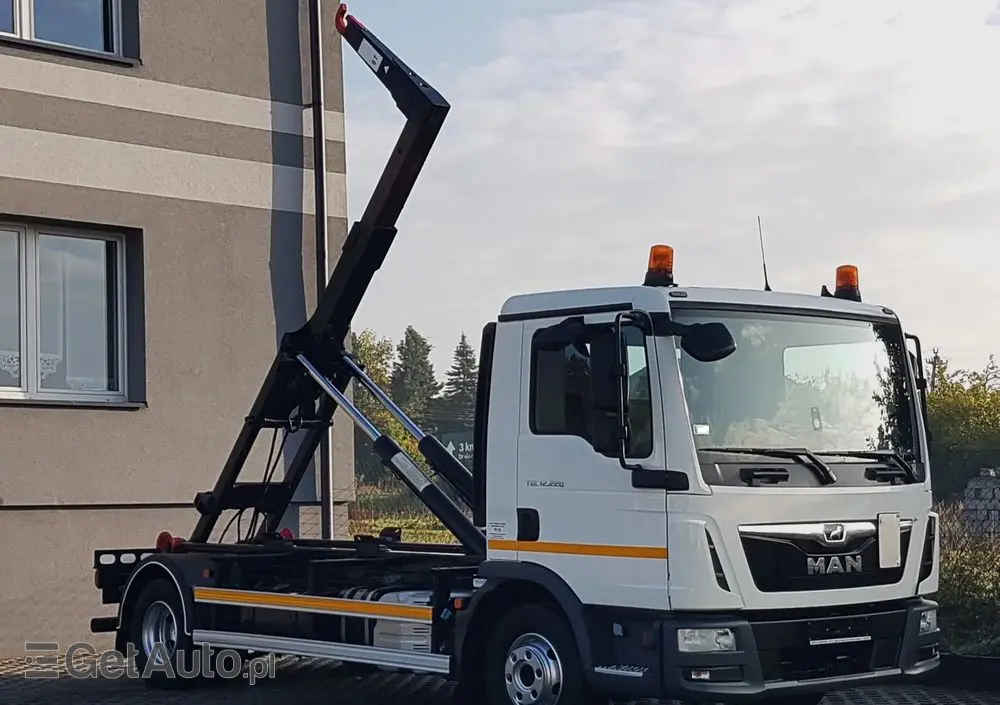 MAN TGL 12.220 HAKOWIEC 4x2 KLIMA 
