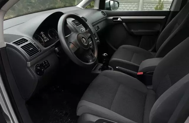 VOLKSWAGEN Touran 
