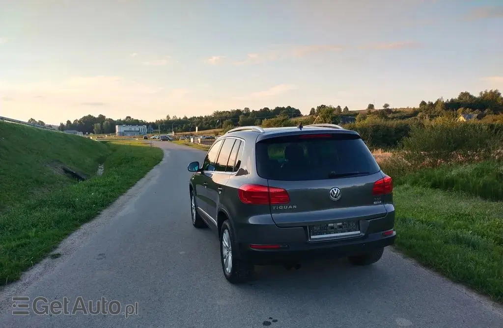 VOLKSWAGEN Tiguan 
