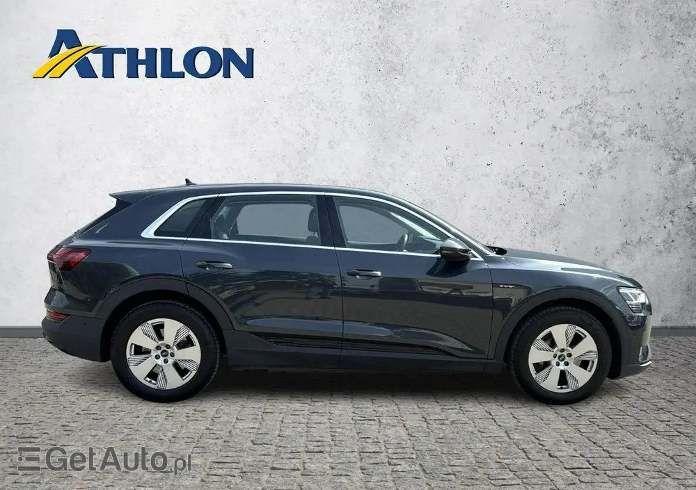 AUDI E-tron 