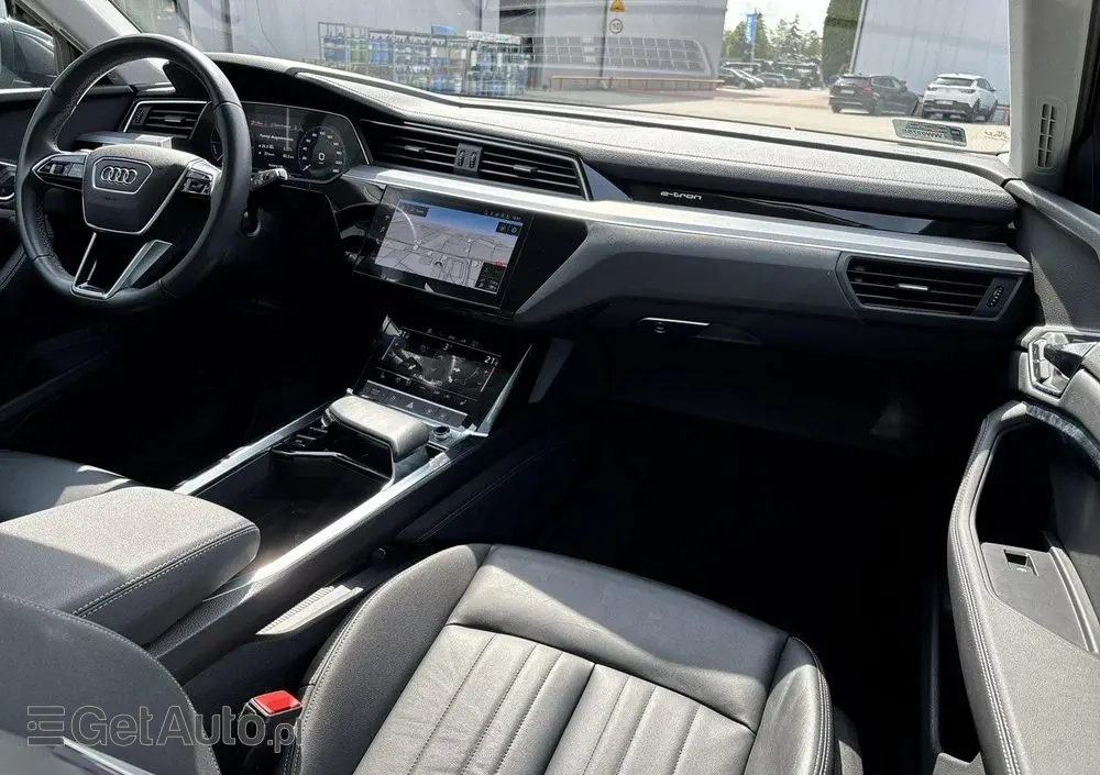 AUDI E-tron 