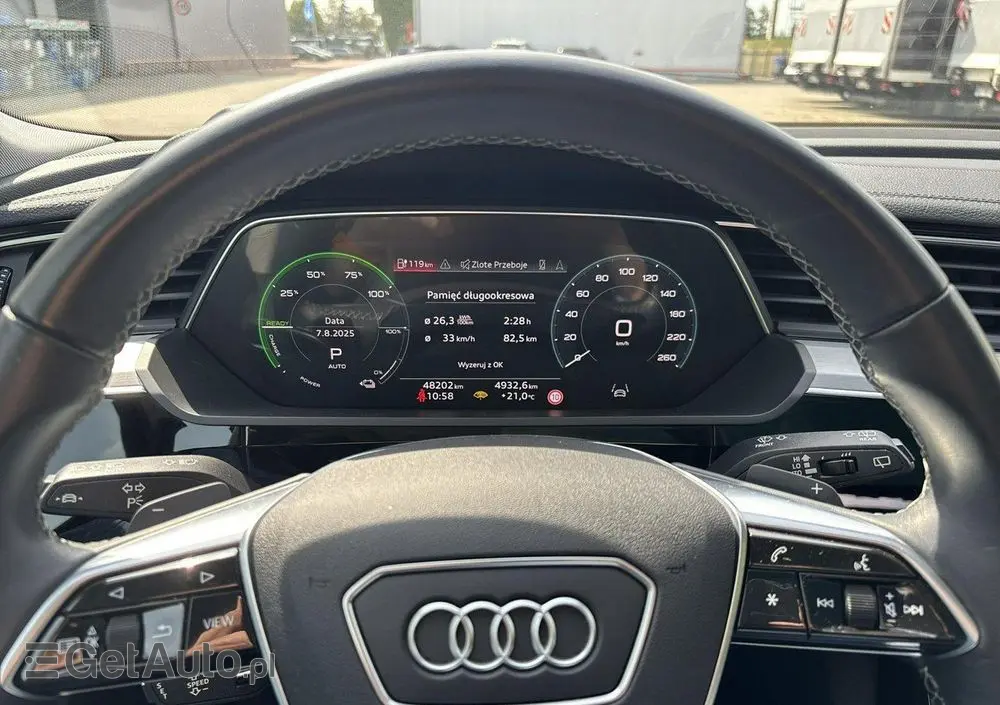 AUDI E-tron 