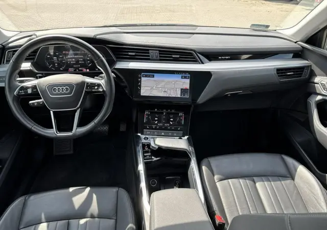 AUDI E-tron 