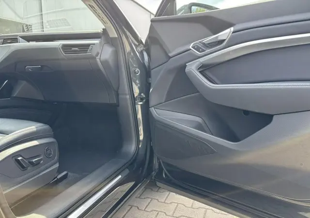 AUDI E-tron 