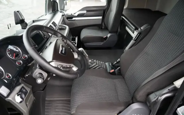 MAN TGS 26.440 / 6X2 / SKRZYNIOWY 7,5 M / OŚ PODNOSZONA  + HDS PALFINGER PK 18002  / MAX UDŹWIG: 6 000 KG / STEROWANIE RADIOWE / ROTATOR / KLIMA POSTOJOWA /  MANUAL / EURO 6 