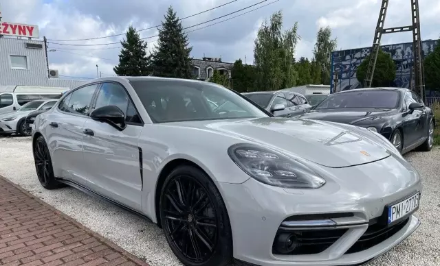PORSCHE Panamera 