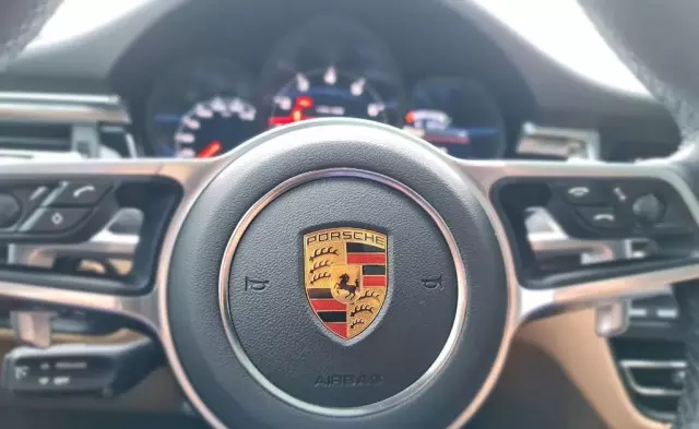 PORSCHE Macan 