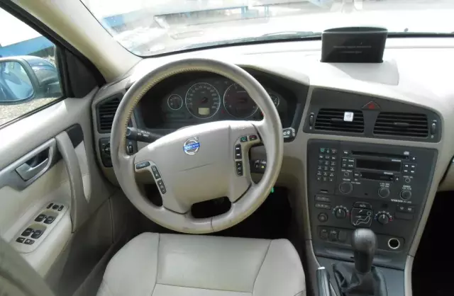 VOLVO V70 