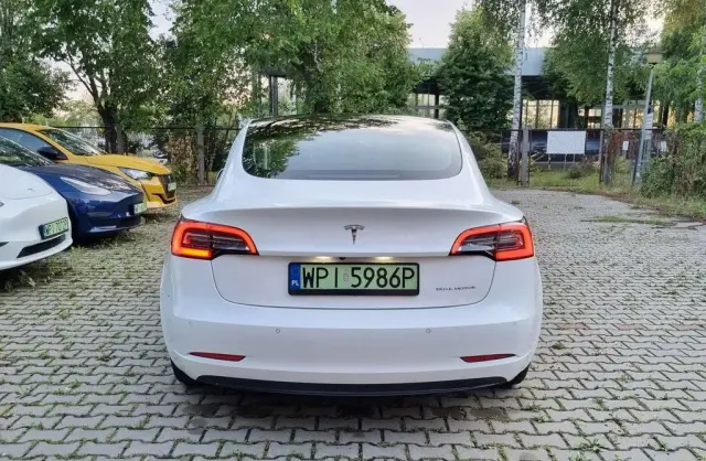 TESLA Model 3 