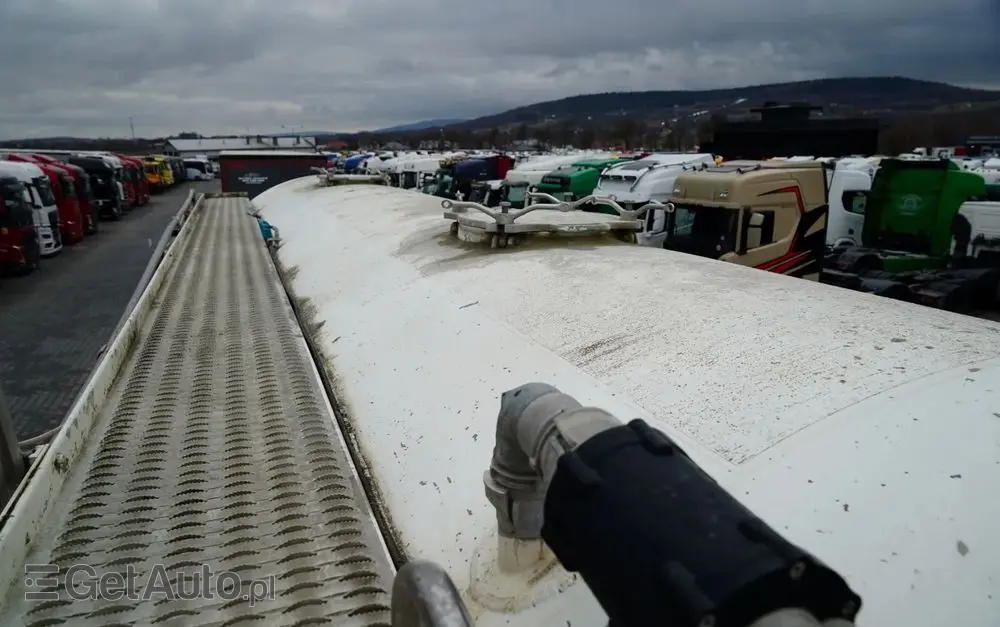 FELDBINDER CEMENTONACZEPA / 2 KOMORY / 37 000 L / SILOS / DO MATERIAŁÓW SYPKICH  / ALUFELGI 