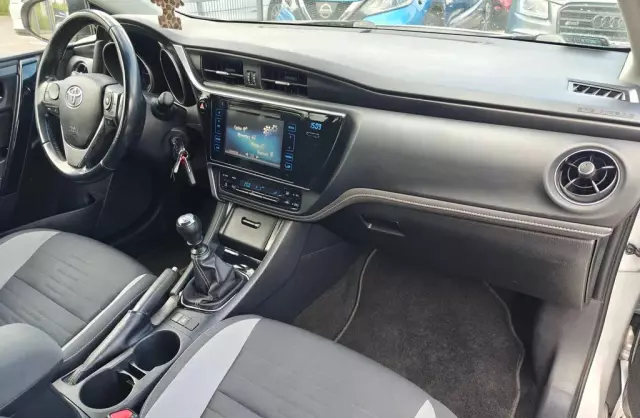 TOYOTA Auris 