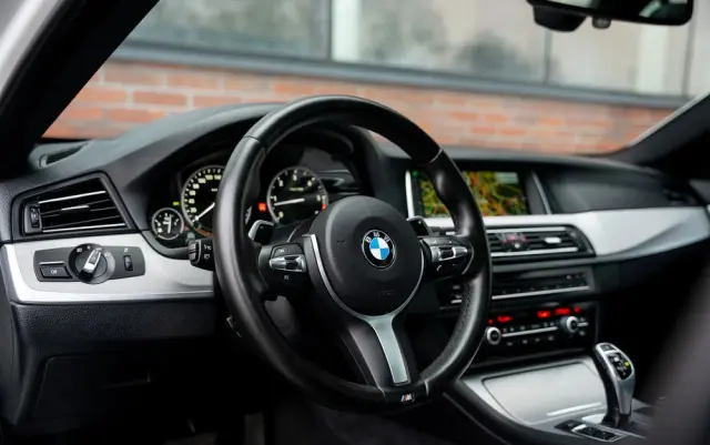 BMW Seria 5 M550d xDrive Sport-Aut