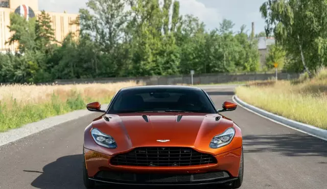 ASTON MARTIN DB11 