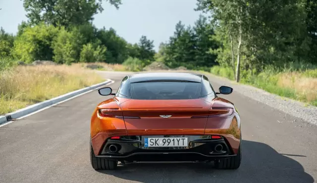 ASTON MARTIN DB11 