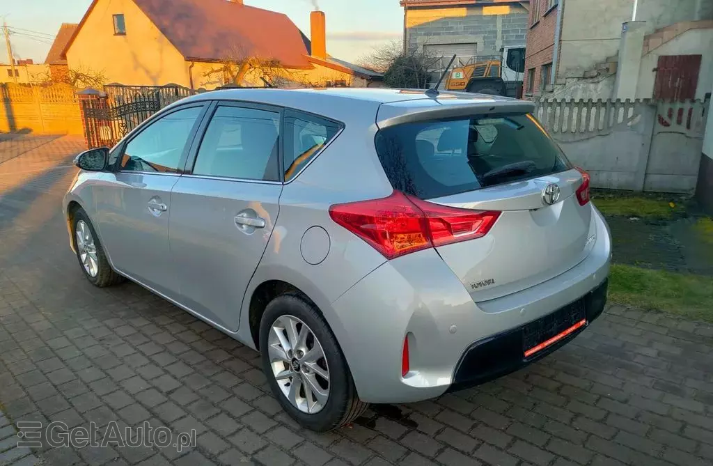 TOYOTA Auris 