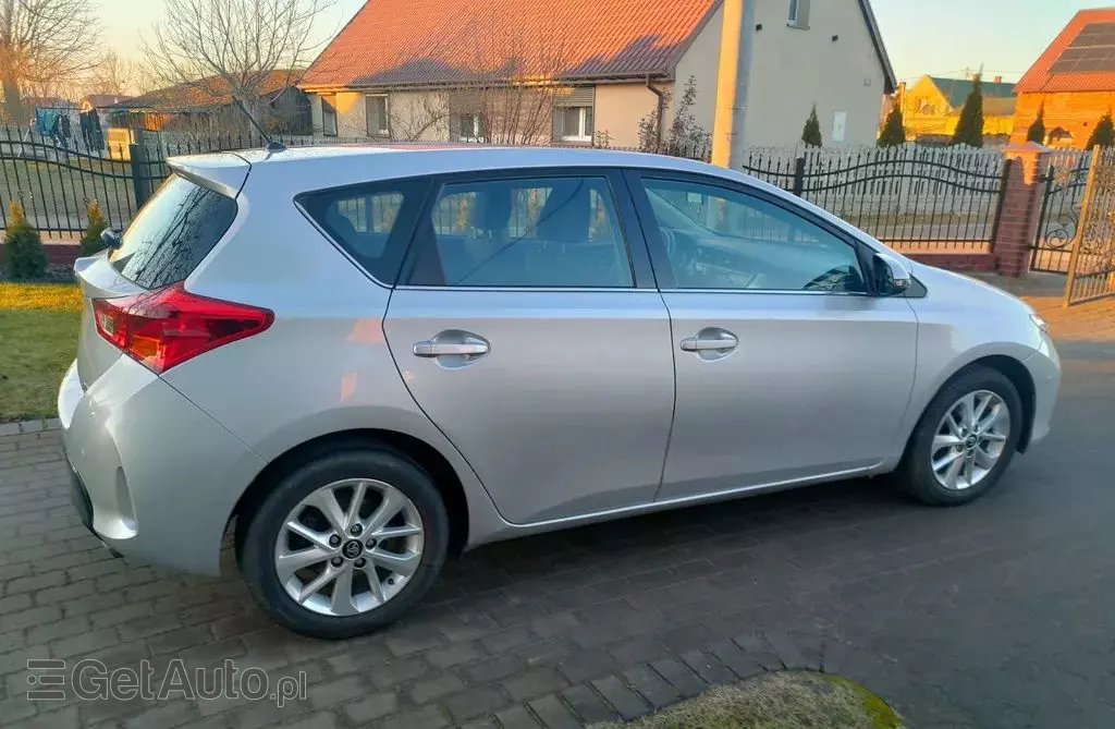 TOYOTA Auris 