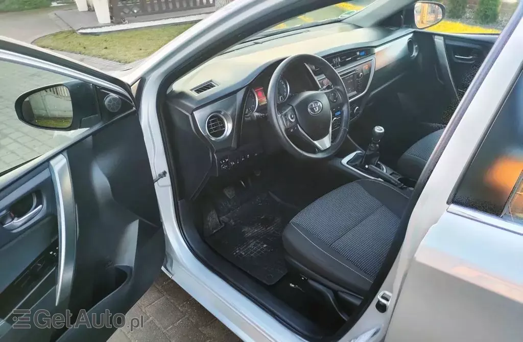 TOYOTA Auris 