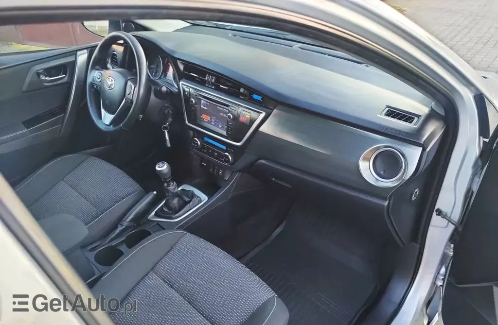 TOYOTA Auris 