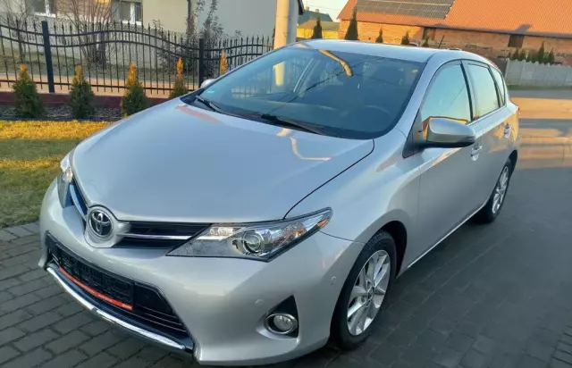 TOYOTA Auris 
