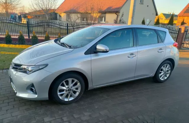 TOYOTA Auris 