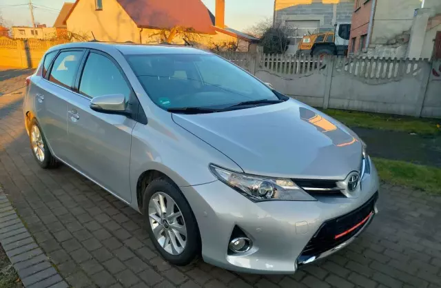 TOYOTA Auris 